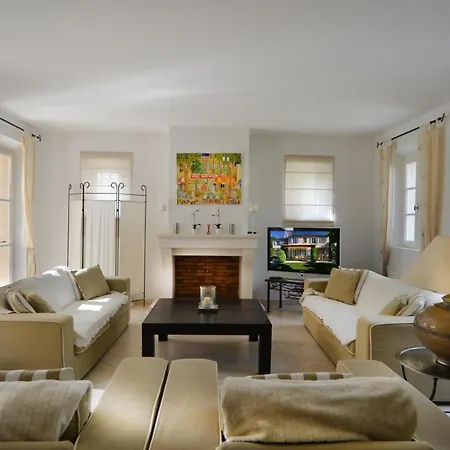 Вилла Tropez Villa, In A Private And Closed Domain *