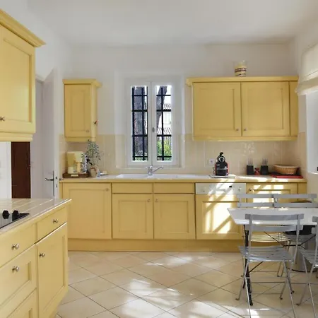 Вилла Tropez Villa, In A Private And Closed Domain *